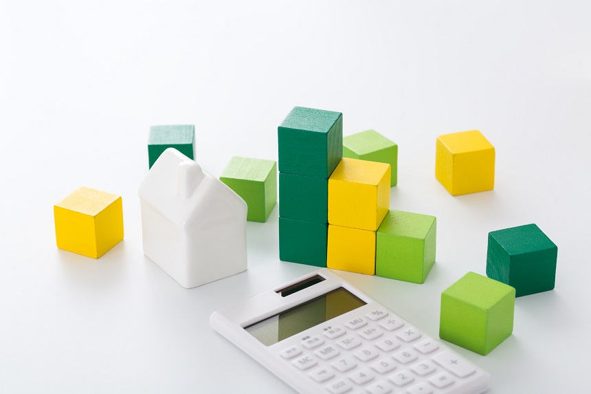 黄色と緑と黄緑のブロックと家の模型
