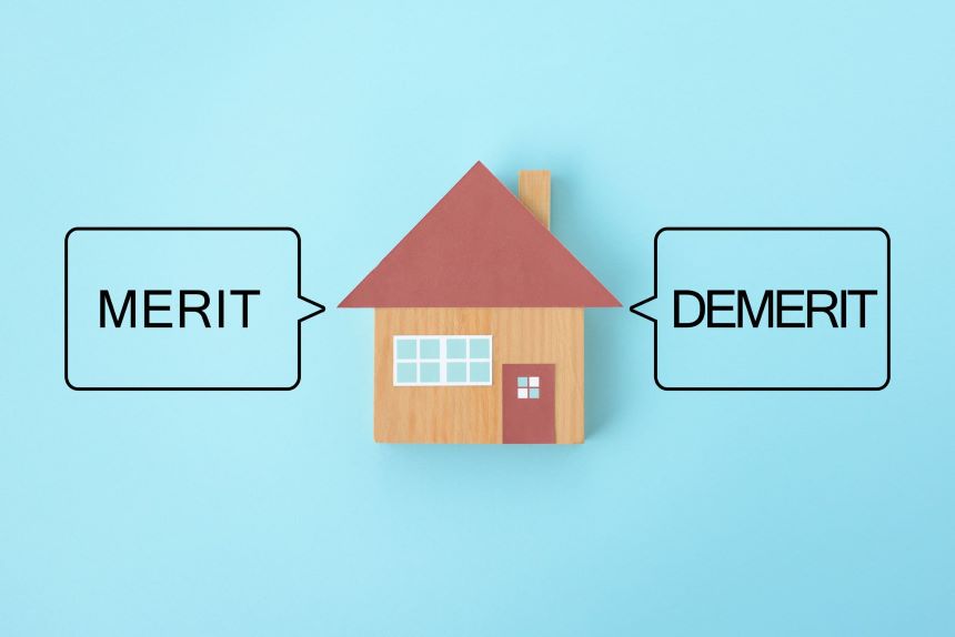 家の模型と「MERIT」と「DEMERIT」