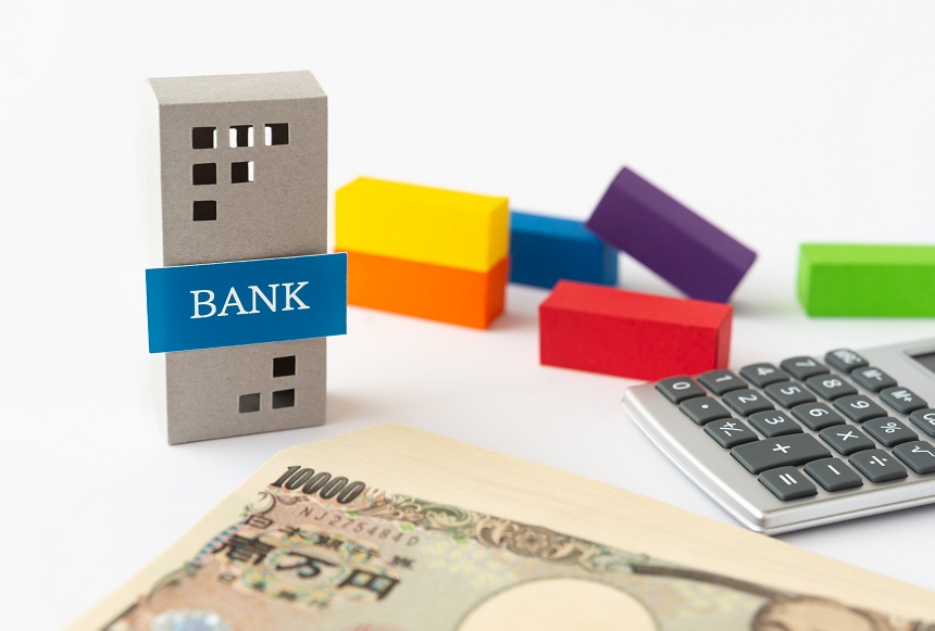 銀行の模型と1万円札と電卓